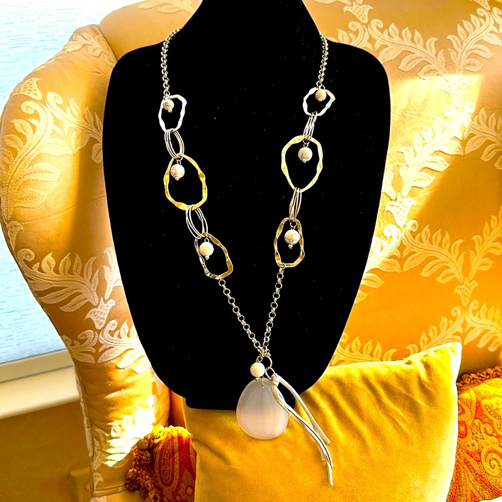 Long hammered link silver tone necklace grey agate pendant grey and white beads